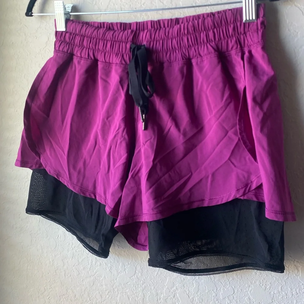 Lululemon Hot to Street Short Regal Plum/Black ~ Size 8 - Picture 4 of 8
